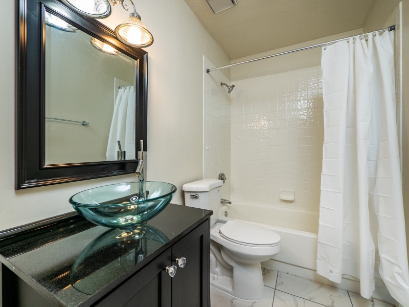 2341-NE-44th-St-Ocala-FL-34479-Interiors-Guest-Bathroom